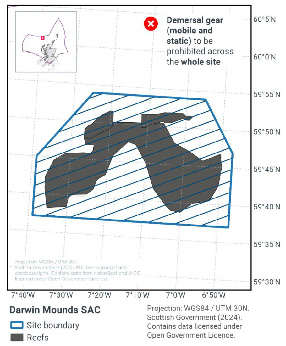 This map shows the Darwin Mounds&nbsp;SAC&nbsp;with site boundary in blue and reef areas shaded dark grey. The entire site is marked with blue diagonal lines showing a ban on all demersal fishing gear, both mobile and static. Inset map shows location north of Scotland.