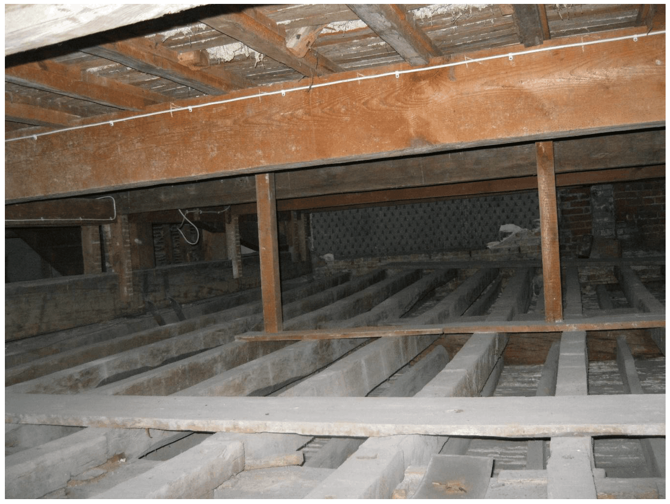 Floor above with lime plaster