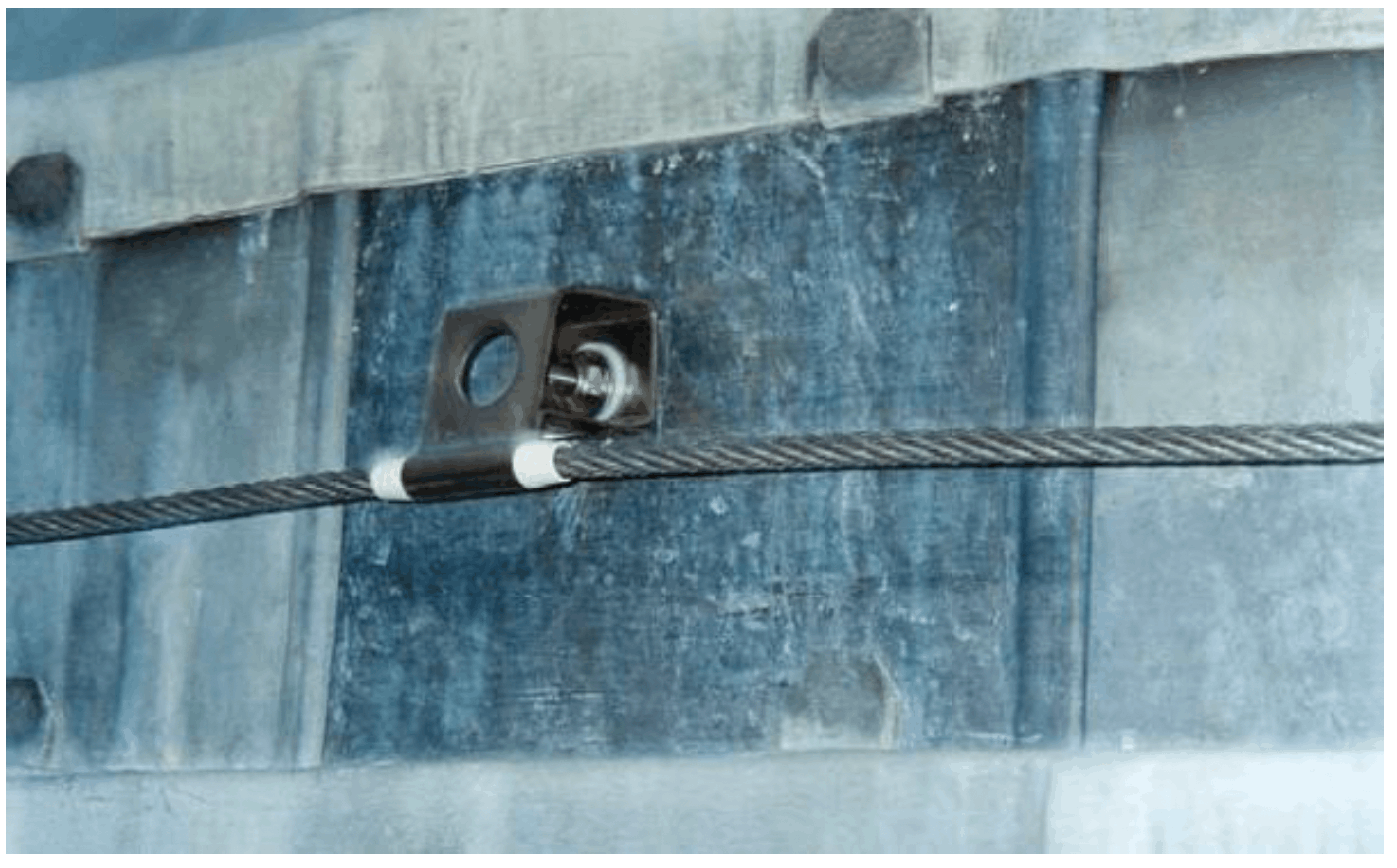 Continuous horizontal lifeline fixed to leadwork