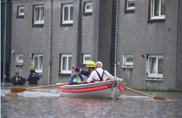 Flooding in Cockenzie Street, Glasgow 2002. Photograph courtesy of The Herald and Times.
