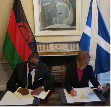Scotland’s First Minister Nicola Sturgeon and Malawi’s President Mutharika signing Global Goals Partnership Agreement, April 2018
