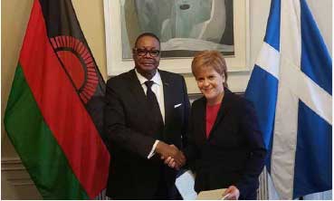 Scotland’s First Minister and Malawi’s President Mutharika having signed Global Goals Partnership Agreement, April 2018
