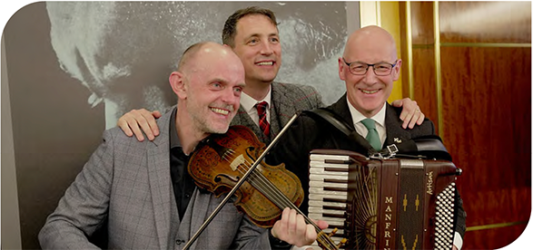 First Minister joins traditional musicians at a ceremony in New York 